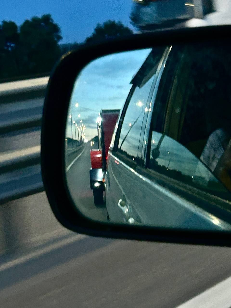 Абсолютно не закрывает вид в зеркалах заднего вида