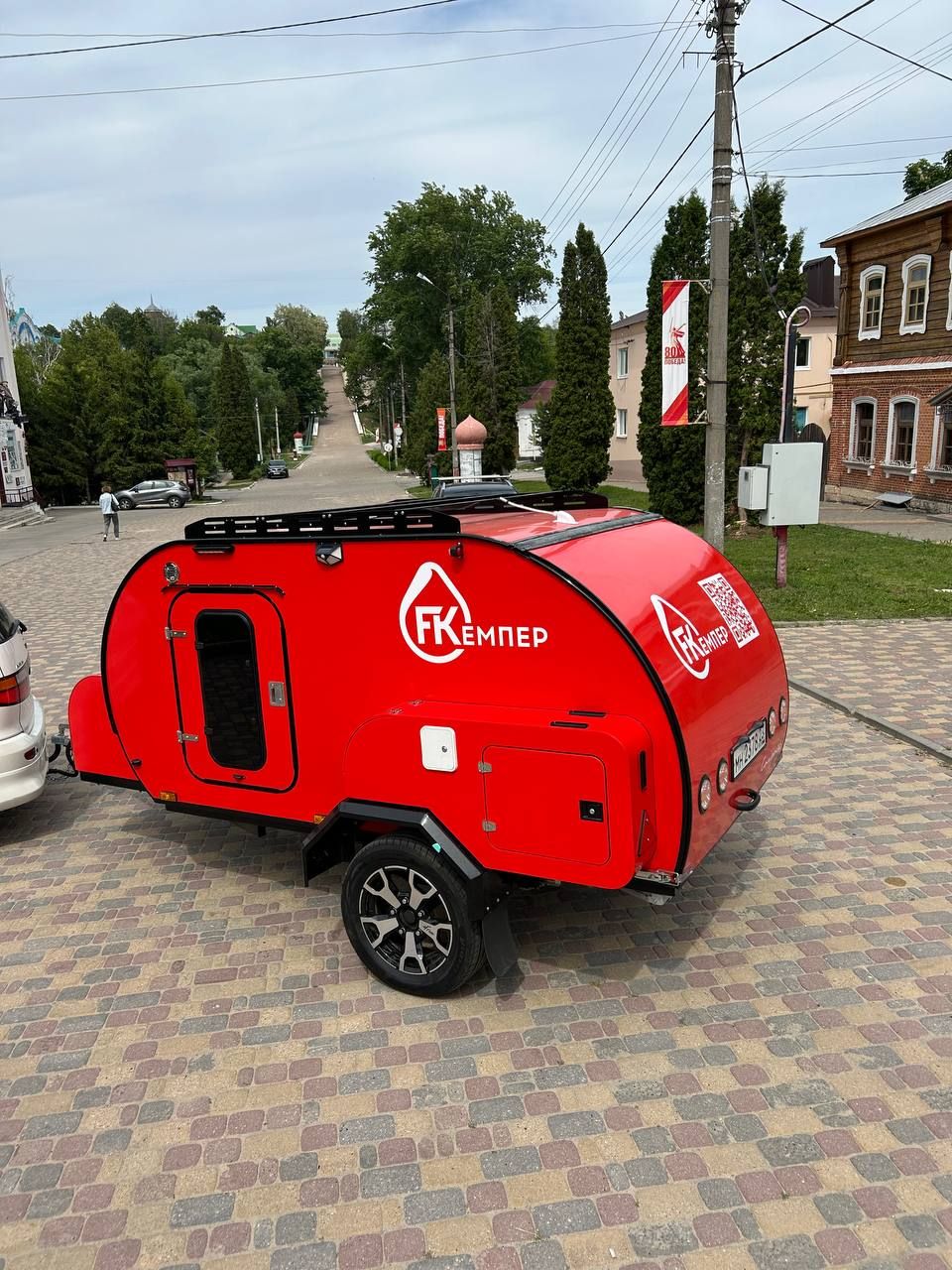 И в городе автодом  "F-Кемпер" модель "Санрайз"  выглядит гармонично и притягивает взгляды прохожих